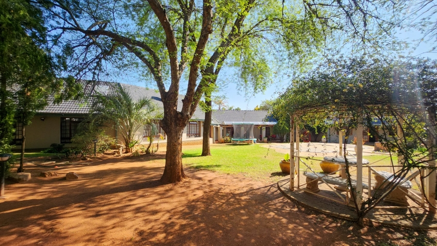 5 Bedroom Property for Sale in Wilkoppies North West